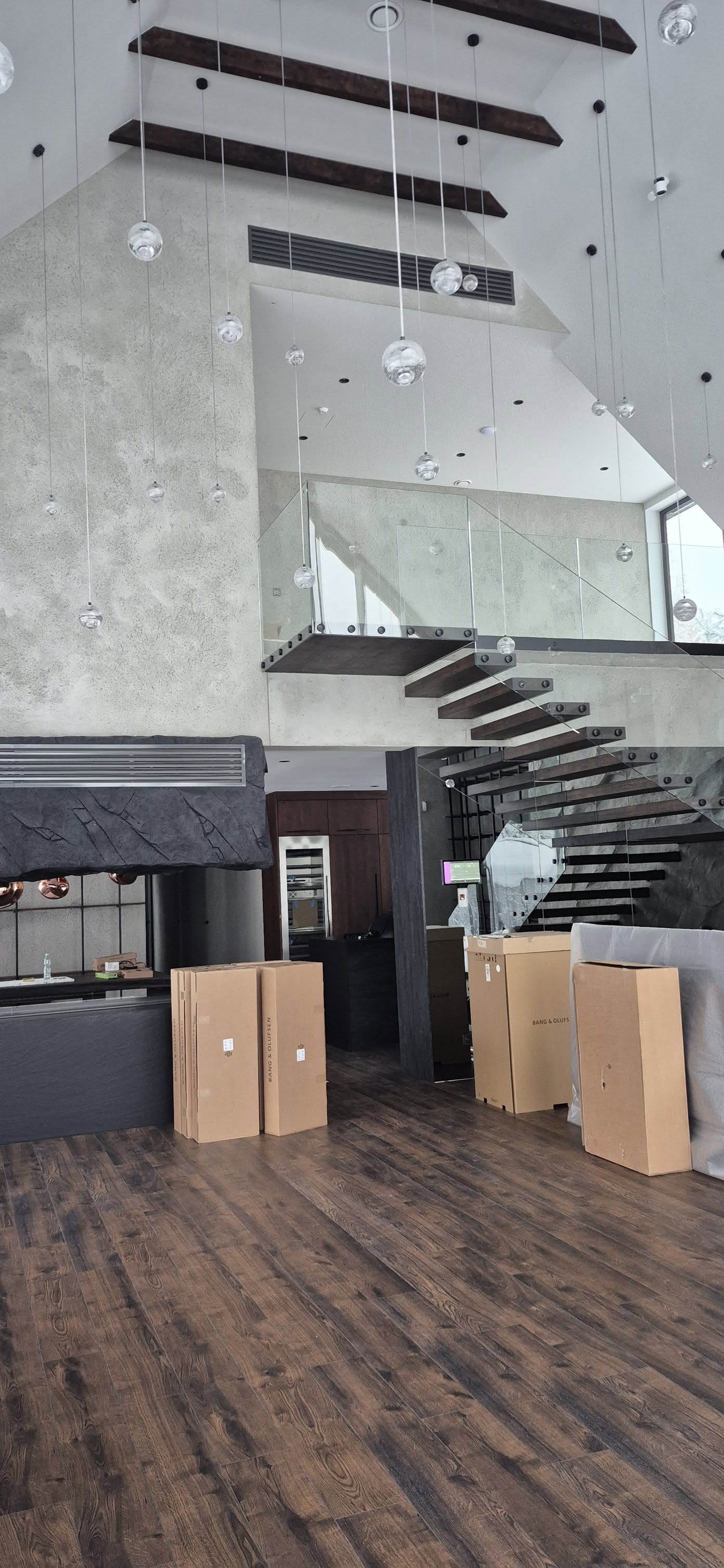 Wnętrze w stylu loft z betonową ścianą i schodami